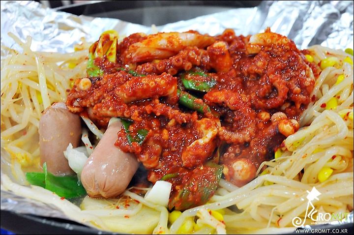 Comparison of bright red spicy octopus and the savory bean sprout bacon pan